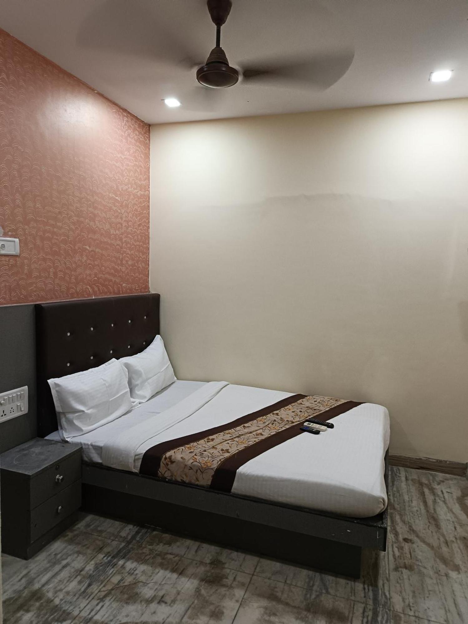 Hotel Urban Comfort Mumbai  Buitenkant foto